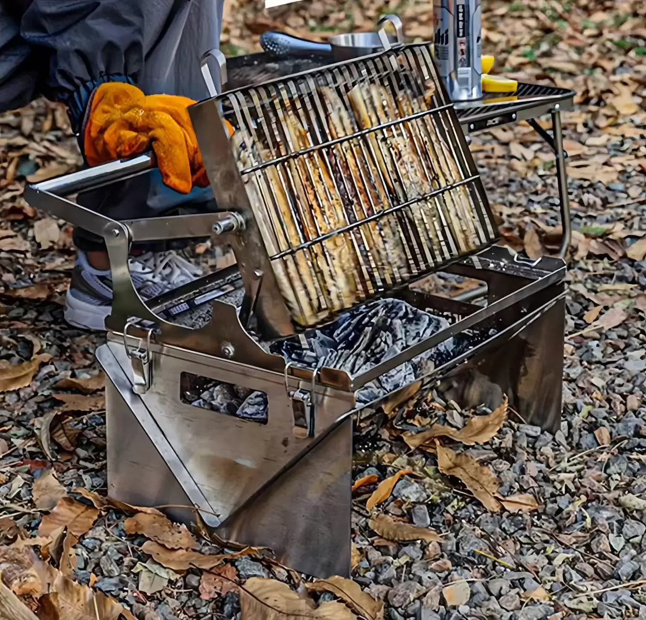 Extremely rotating folding charcoal grill