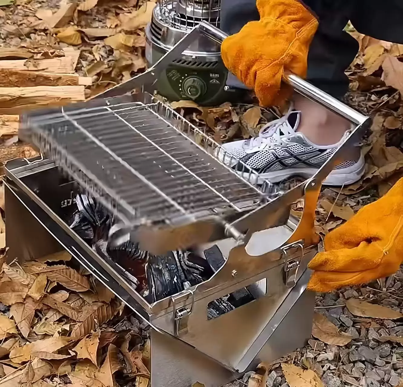 Extremely rotating folding charcoal grill