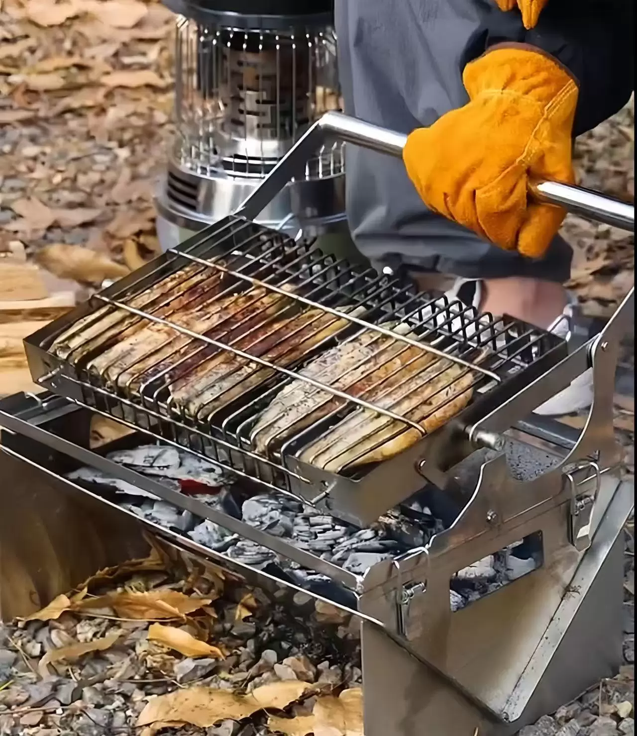 Extremely rotating folding charcoal grill