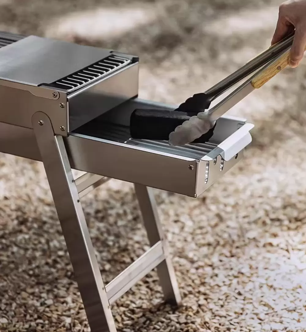 Minimalist folding charcoal barbecue stove